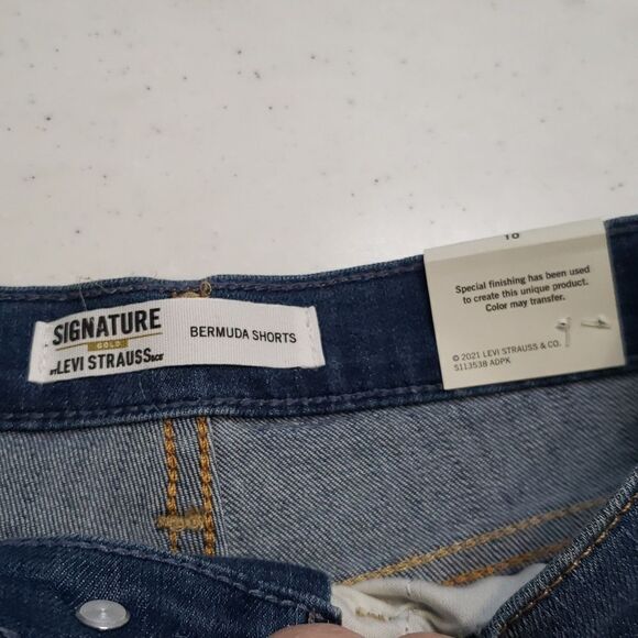 NWT Girls Signature Levi's GOLD Cuffed Bermuda Shorts Sz 10 - Picture 3 of 9